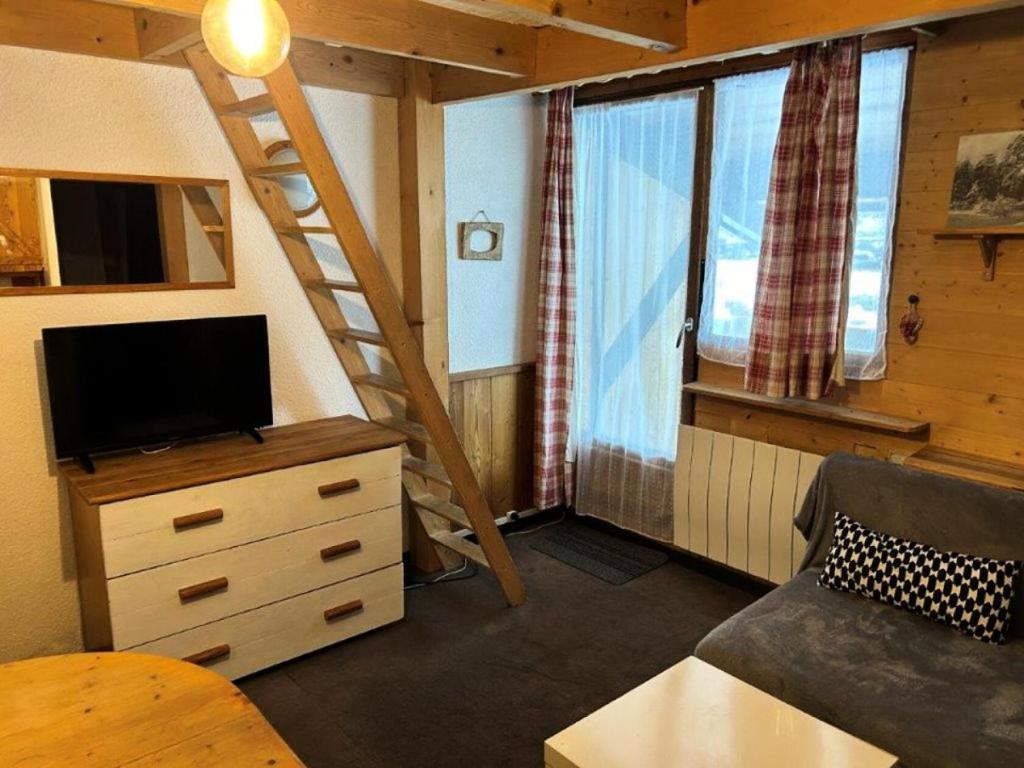 - un salon avec une télévision et une échelle dans l'établissement Résidence Grand Sud - Studio de 20 m² avec mezzanine-ALPE D'HUEZ ECLOSE EST MAE-3481, à Huez