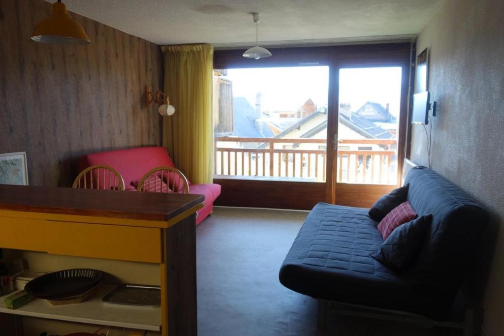 d'un salon avec un canapé et un balcon. dans l'établissement Résidence Musardiere - APPARTEMENT ALPE D'HUEZ CENTRE STATION MAE-3491, à Huez