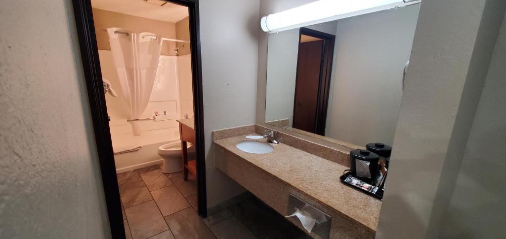 Super 8 by Wyndham Sterling Heights/Detroit Area - 2 Queensize Bedden, Slaapbank, Suite, Niet-roken