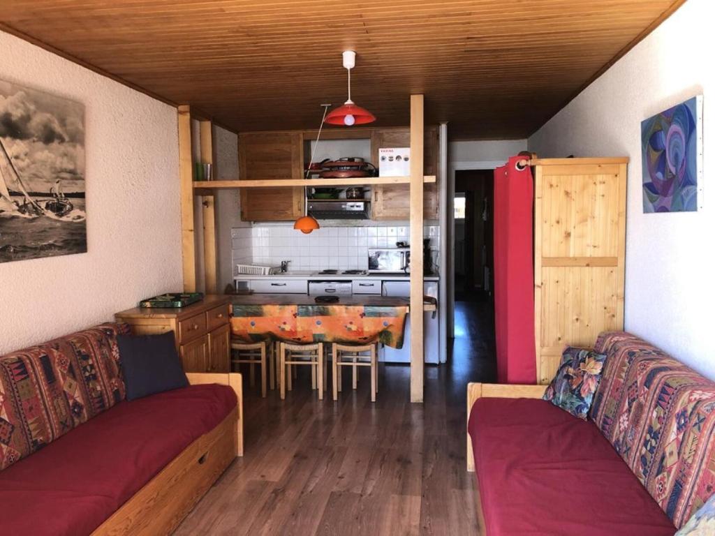 un salon avec un canapé et une cuisine dans l'établissement Résidence Montana - APPARTEMENT ALPE D'HUEZ HAUT DE STATION MAE-3681, à Huez