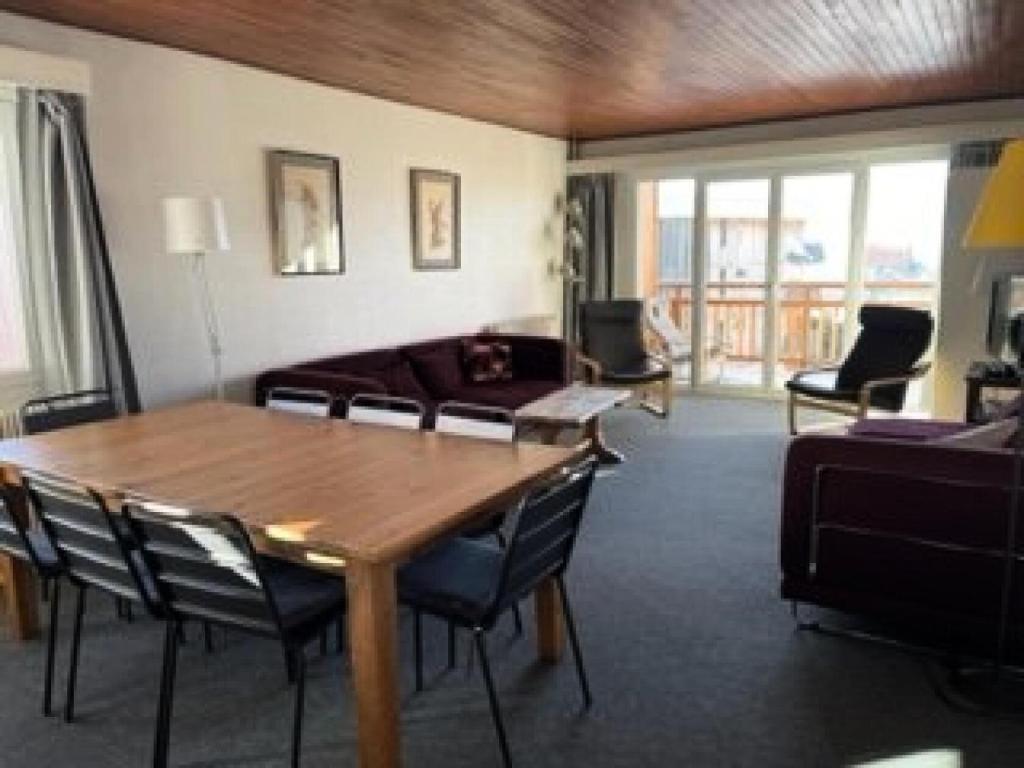 un salon avec une table et un canapé dans l'établissement Résidence Choucas - APPARTEMENT ALPE D'HUEZ AVENUE DU RIFNEL MAE-3701, à Huez