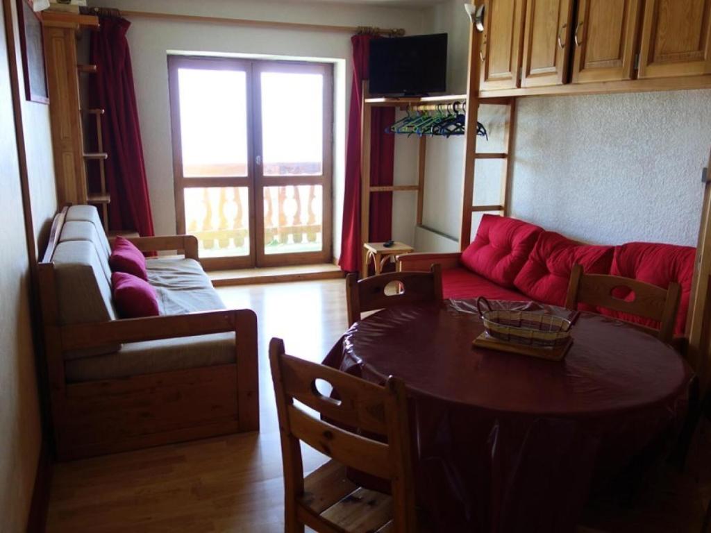un salon avec une table et un canapé dans l'établissement Résidence Menandiere - APPARTEMENT ALPE D'HUEZ QUARTIER CENTRE STATION MAE-3711, à Huez