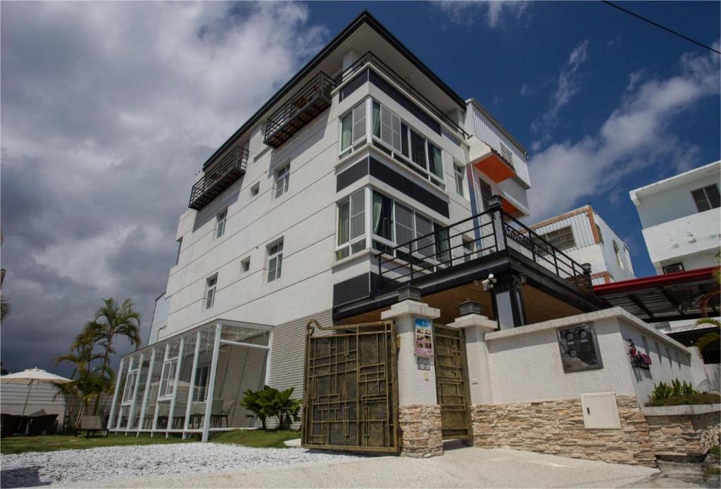 a large white building with its doors open at Taitung Quality B&amp;B in Taitung City
