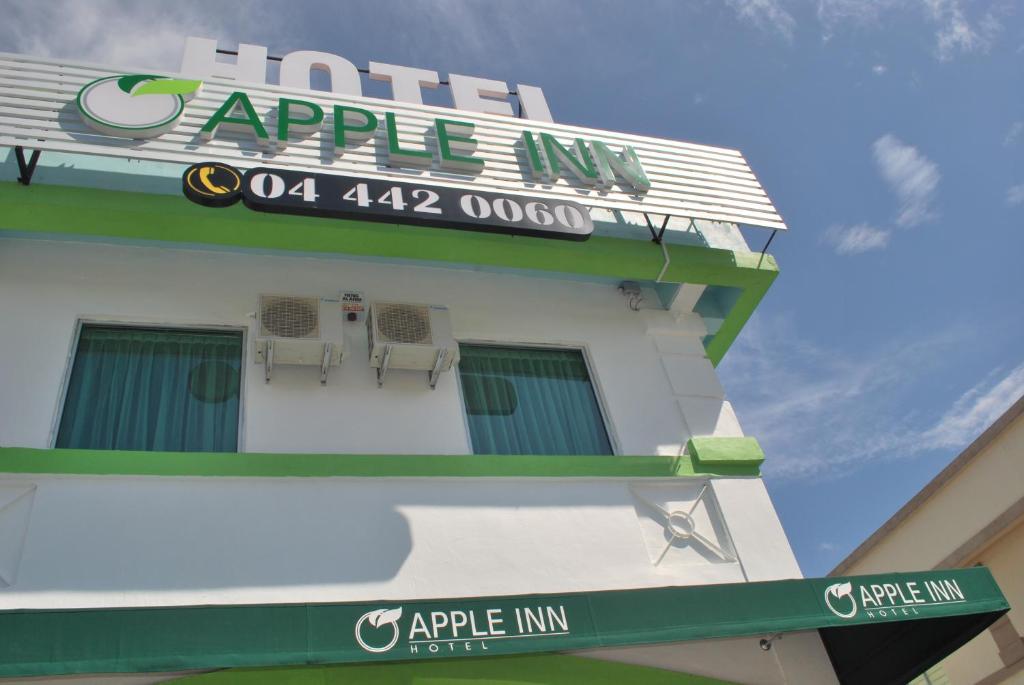 um edifício com um sinal para uma estalagem de maçã em Apple Inn Hotel em Sungai Petani