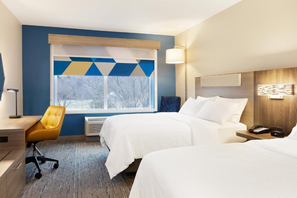 Una habitación de hotel con dos camas y una ventana. en Holiday Inn Express Hotel &amp; Suites Sanford by IHG, en Sanford