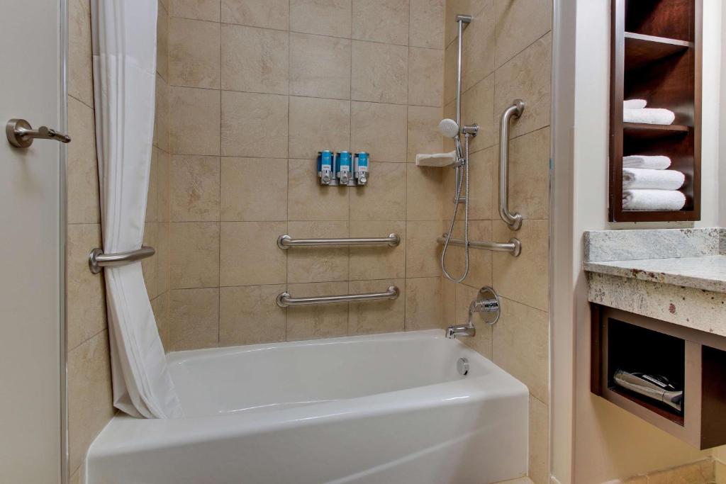 Drury Inn & Suites Cleveland Beachwood photo