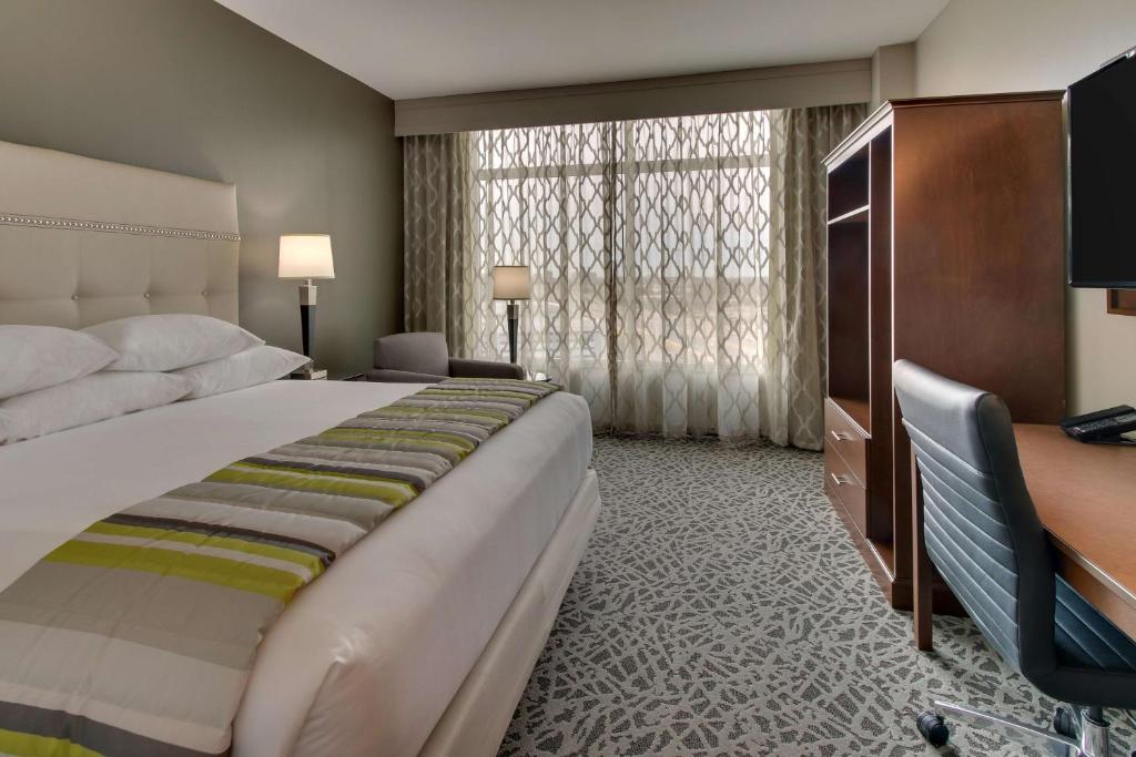Postel nebo postele na pokoji v ubytování Drury Plaza Hotel Dallas Richardson