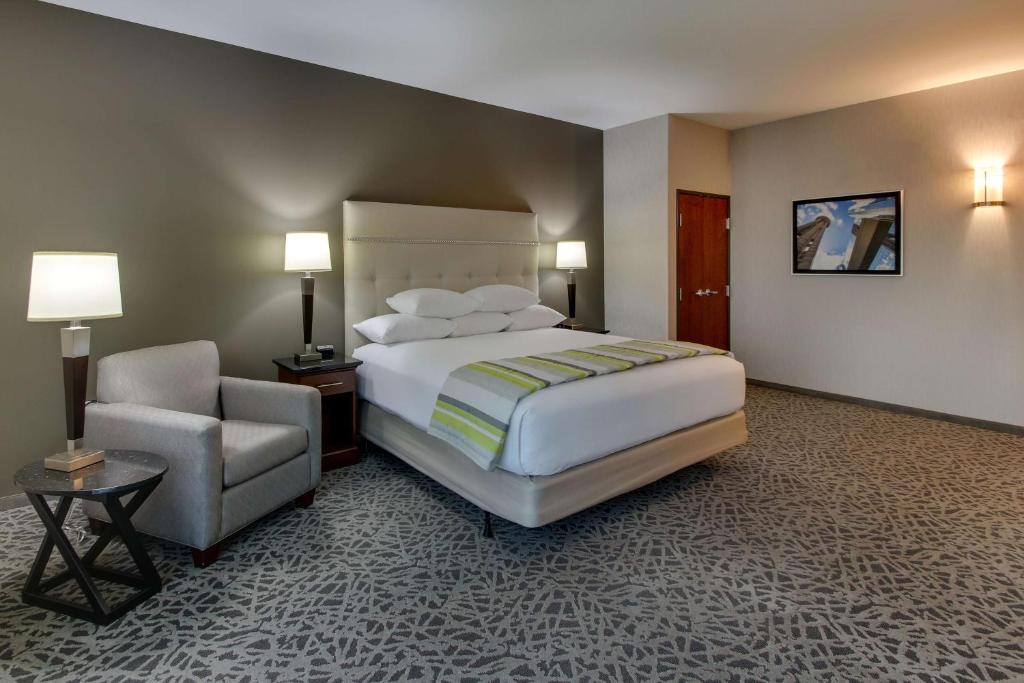 Postel nebo postele na pokoji v ubytování Drury Plaza Hotel Dallas Richardson