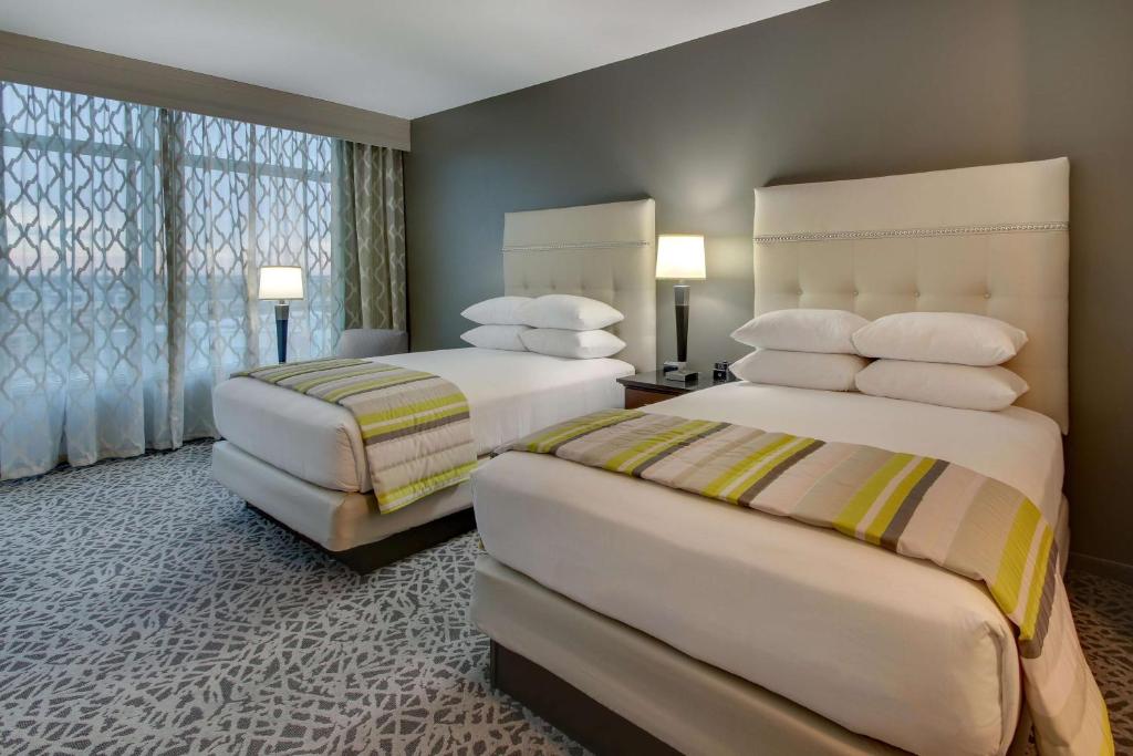 Postel nebo postele na pokoji v ubytování Drury Plaza Hotel Dallas Richardson
