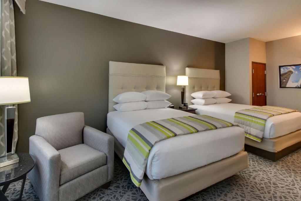 Postel nebo postele na pokoji v ubytování Drury Plaza Hotel Dallas Richardson