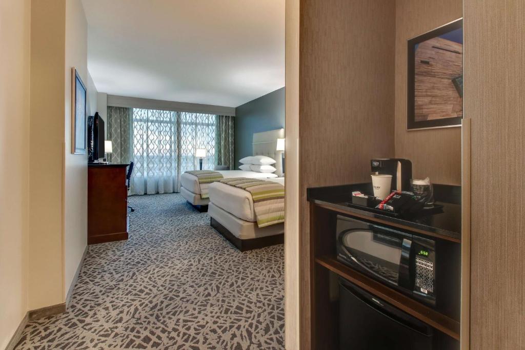 Postel nebo postele na pokoji v ubytování Drury Plaza Hotel Dallas Richardson