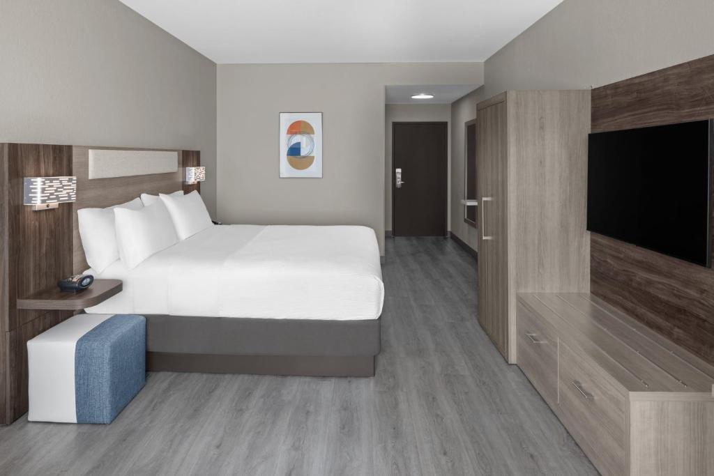 Postel nebo postele na pokoji v ubytování Holiday Inn Express & Suites Midland Loop 250 by IHG