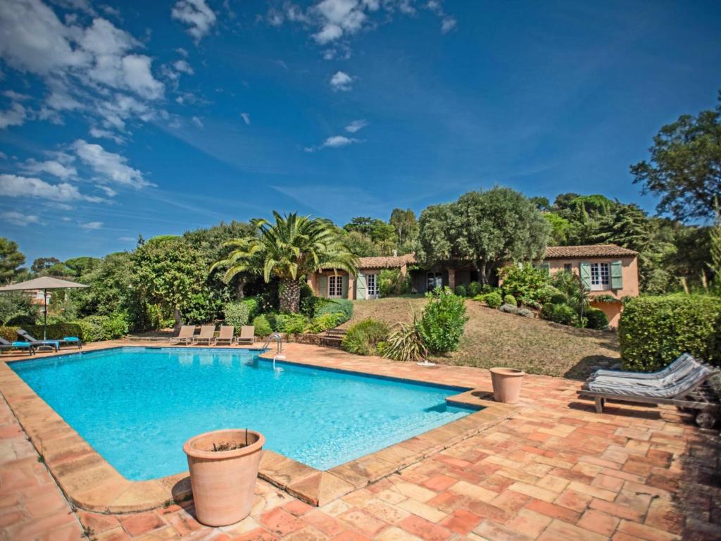 Bazén v ubytování Le Bayol nebo v jeho okolí