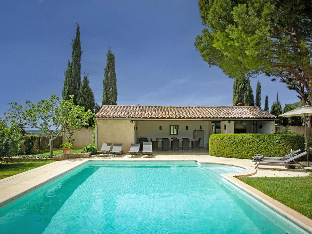 a swimming pool in front of a house at Le Mas Romarin in Beaumes-de-Venise