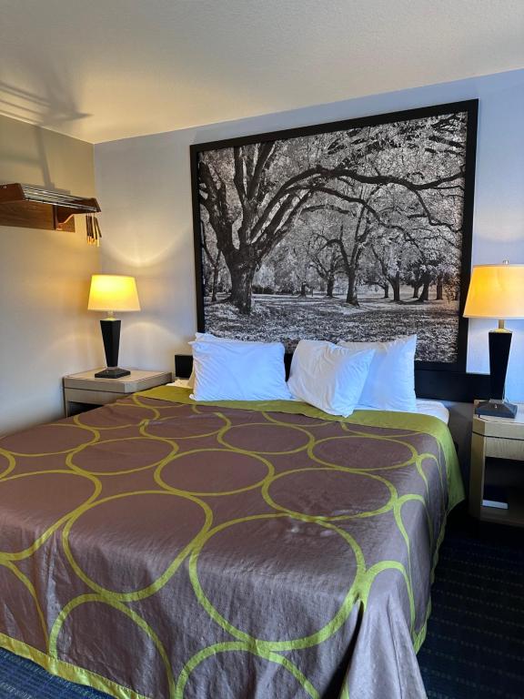 Postel nebo postele na pokoji v ubytování Super 8 by Wyndham Vancouver East