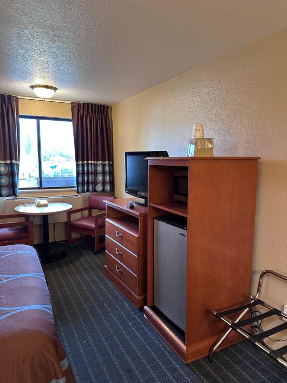 Postel nebo postele na pokoji v ubytování Super 8 by Wyndham Vancouver East