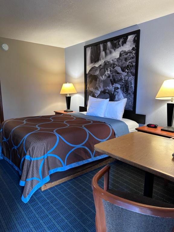 Postel nebo postele na pokoji v ubytování Super 8 by Wyndham Vancouver East