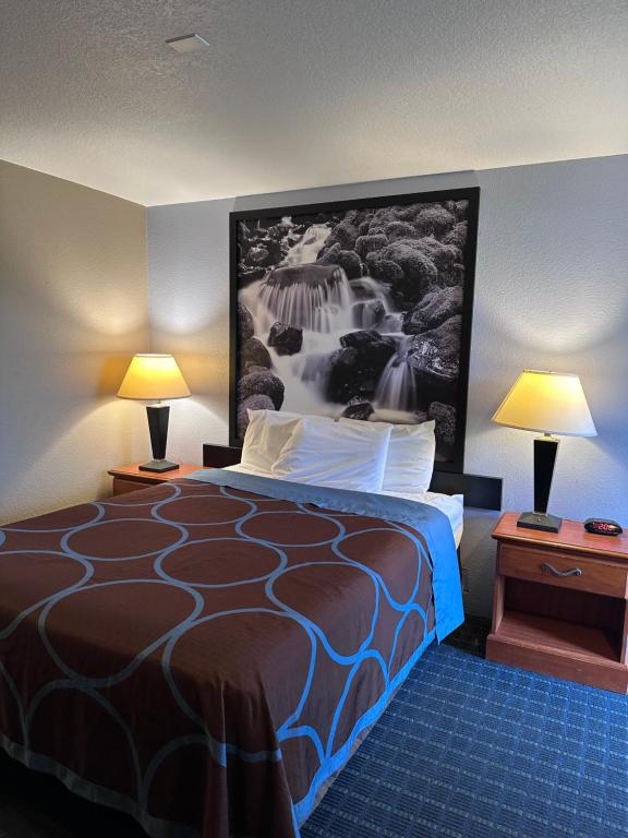 Postel nebo postele na pokoji v ubytování Super 8 by Wyndham Vancouver East