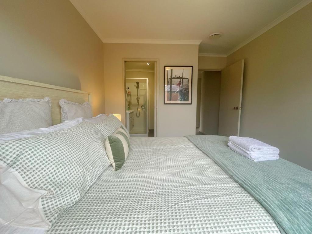 Walking distance to Rototuna Shopping Centre - Resim 14