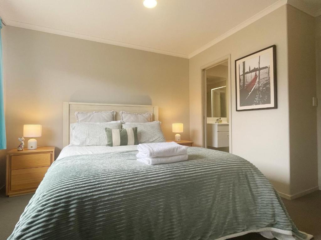 Walking distance to Rototuna Shopping Centre - Resim 13