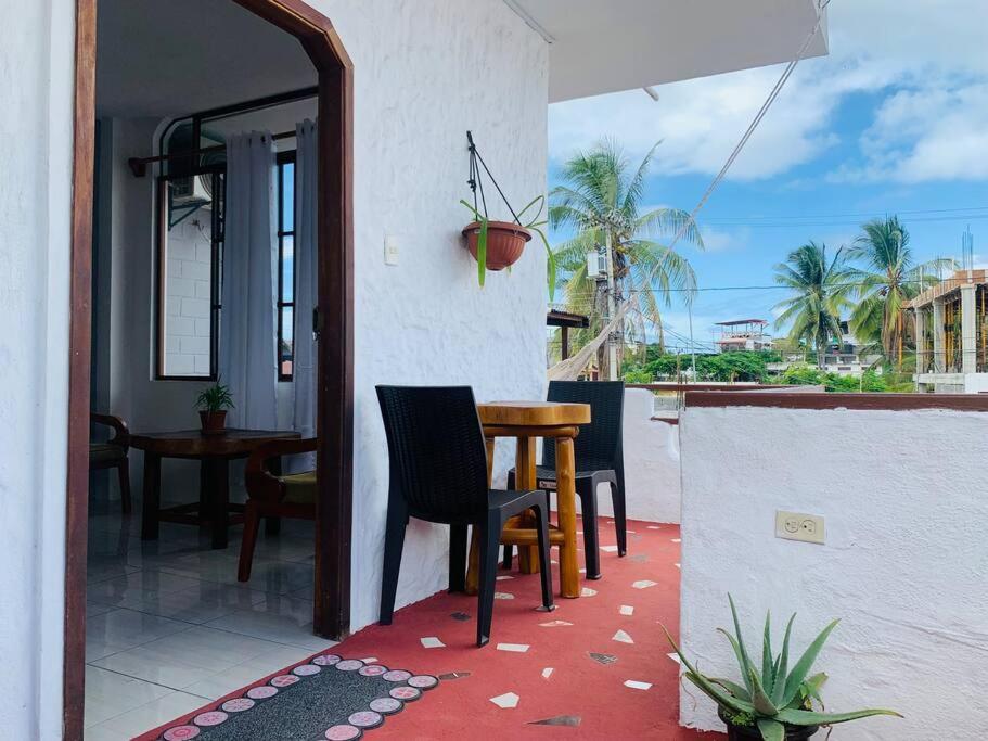 Habitación con mesa y sillas en el patio en Apartamento familiar Galapagos, en Puerto Ayora