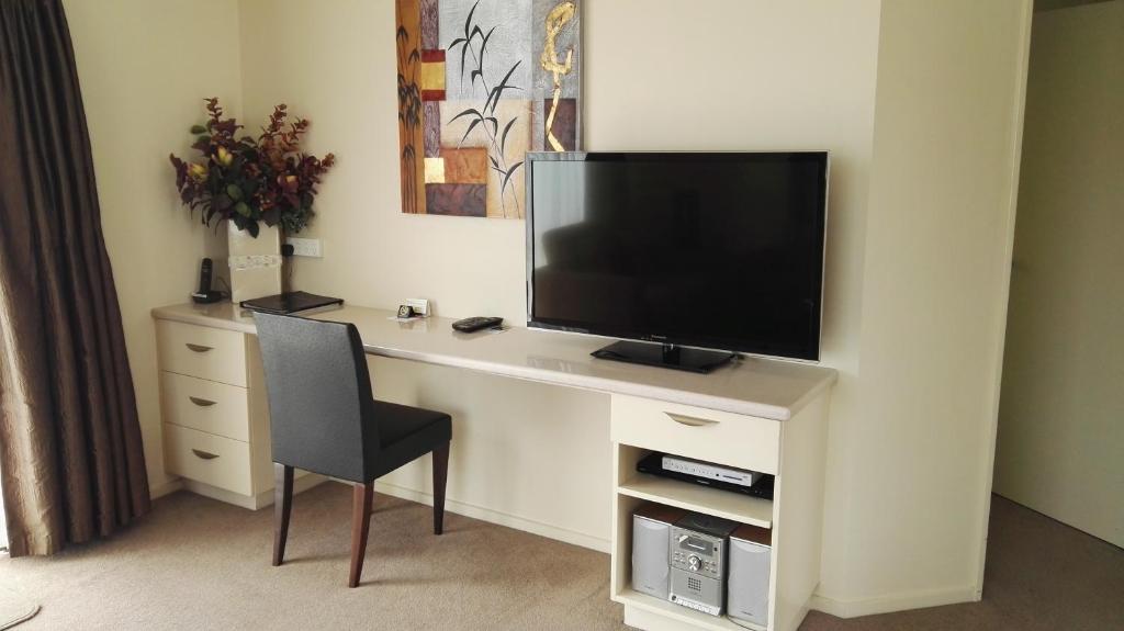 TV a/nebo společenská místnost v ubytování Cedar Grove Motor Lodge