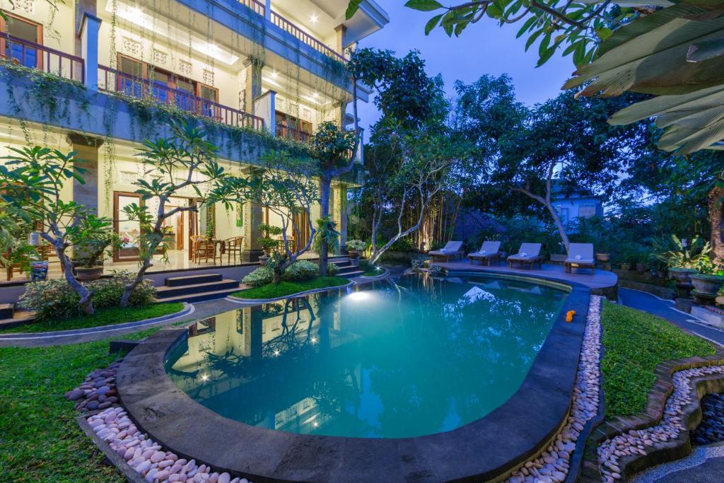 einen Blick nach außen auf ein Hotel mit Pool in der Unterkunft Padma Ubud Retreat in Ubud