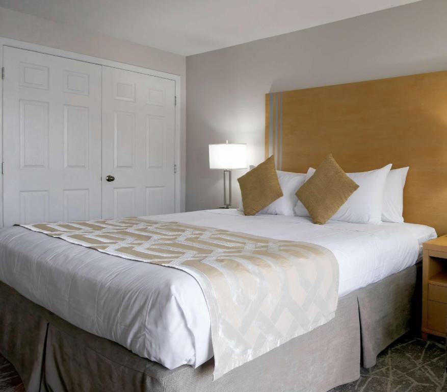 Postel nebo postele na pokoji v ubytování Coast Osoyoos Beach Hotel