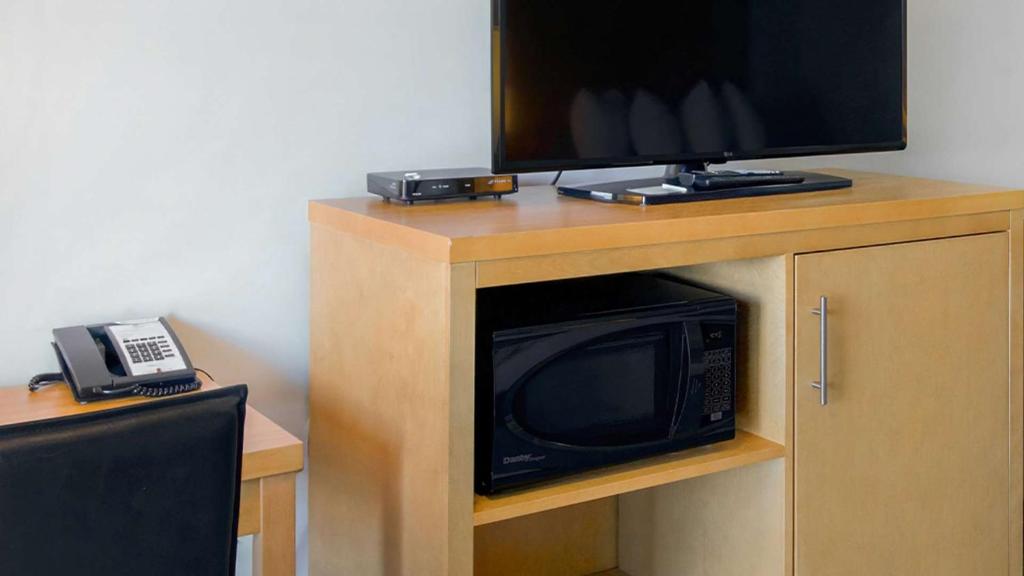 TV a/nebo společenská místnost v ubytování Coast Osoyoos Beach Hotel