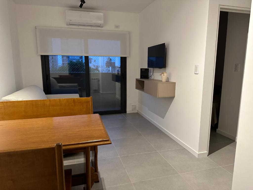Sala de estar con mesa de comedor y TV en ETOCS - Departamento con piscina - Excelente ubicación - Opcional cochera, en Bahía Blanca