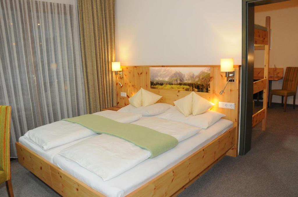 Postel nebo postele na pokoji v ubytování Hotel Vital Bad Bleiberg