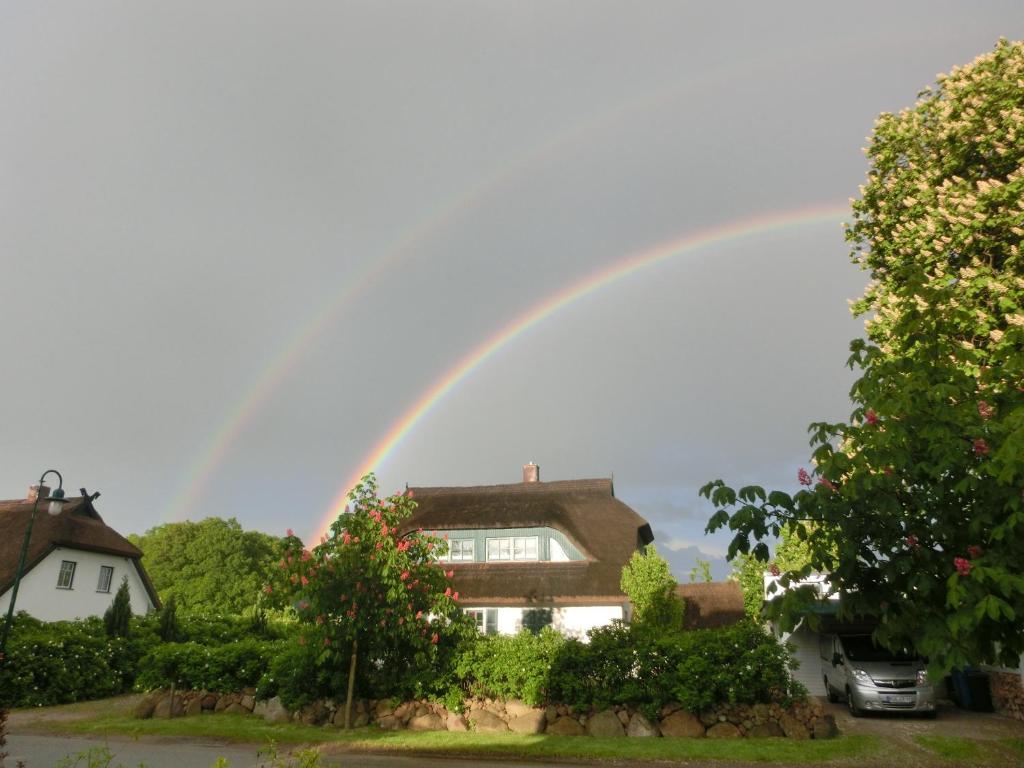 Ein Regenbogen über einem Haus in der Unterkunft Ferienhaus Sonnenpier in Putbus