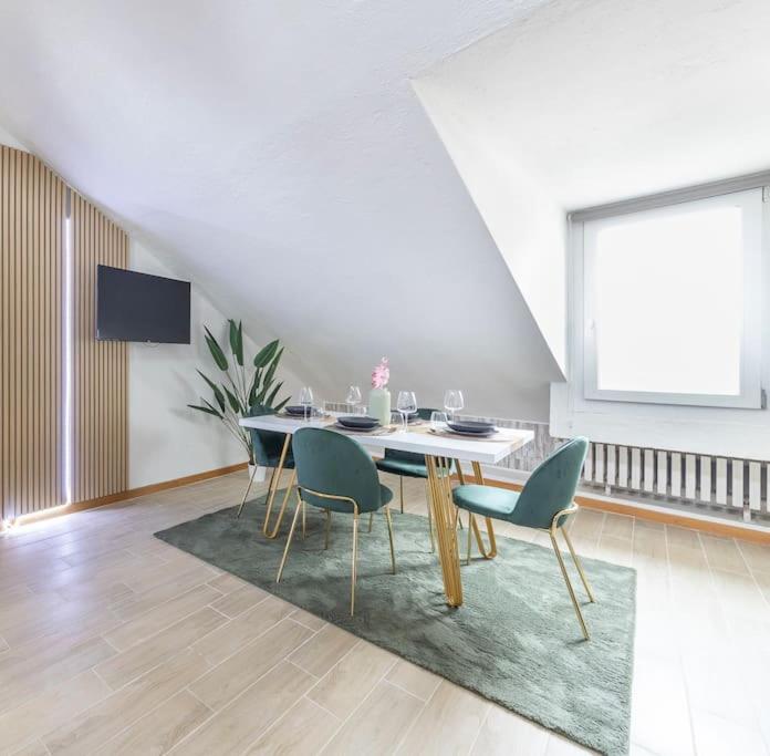 Μια τηλεόραση ή/και κέντρο ψυχαγωγίας στο Golden View Milan