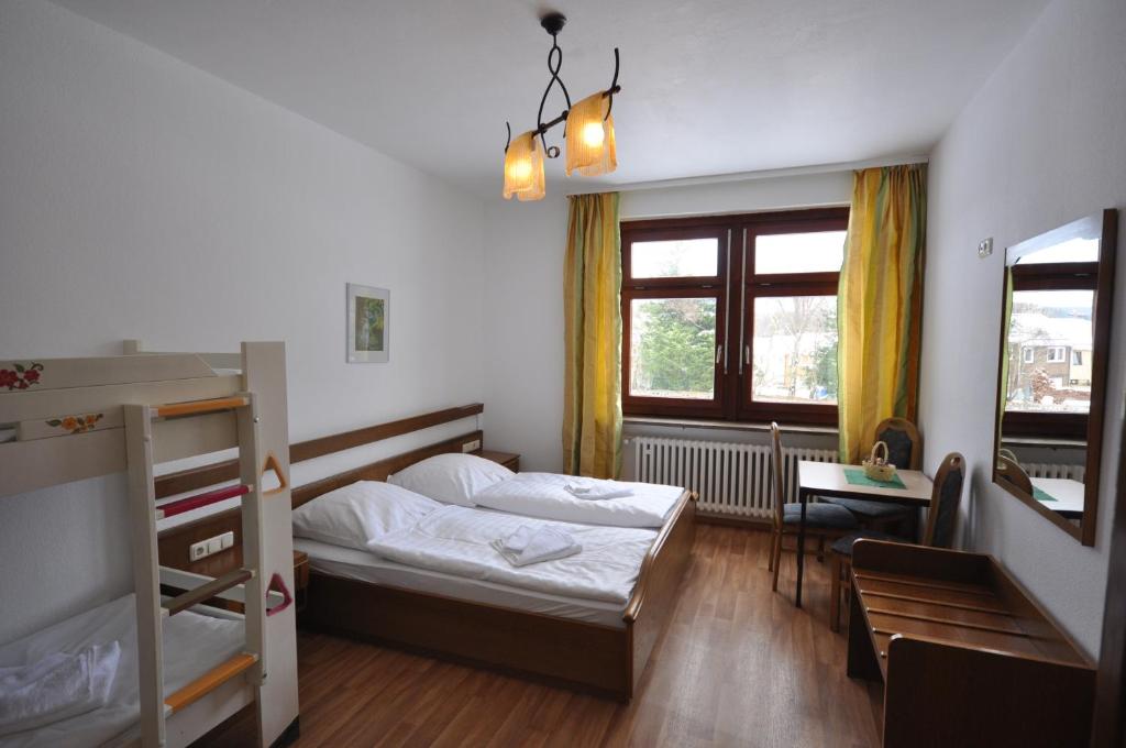Postel nebo postele na pokoji v ubytování Hotel & Hostel Drei Bären