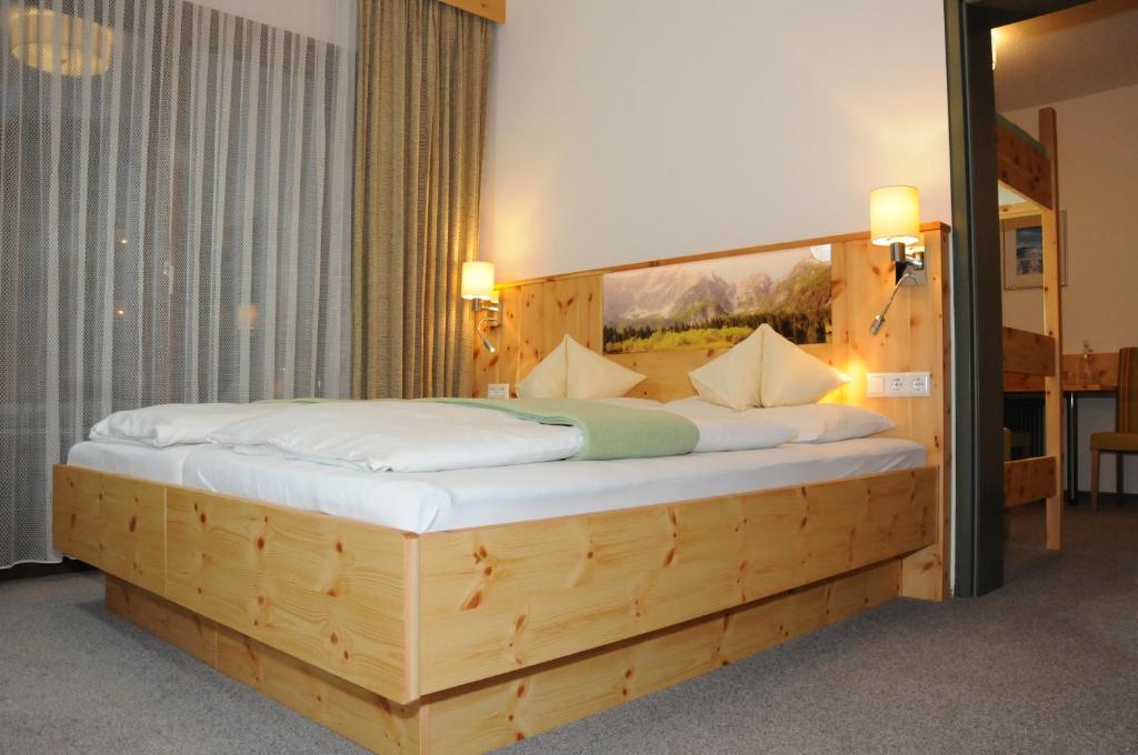 Postel nebo postele na pokoji v ubytování Hotel Vital Bad Bleiberg