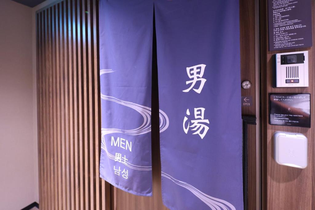 Certifikát, hodnocení, plakát nebo jiný dokument vystavený v ubytování global cabin Yokohama Chukagai