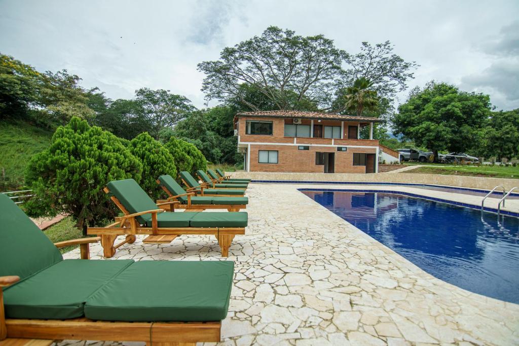 Bazén v ubytování Tres Lagos Hotel nebo v jeho okolí