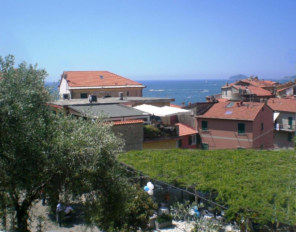 una vista de una ciudad con el océano en el fondo en Appartamento vista mare, en Tellaro