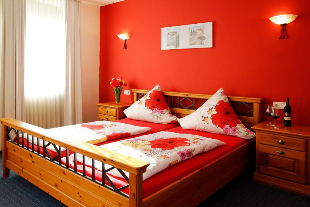 Ein Bett oder Betten in einem Zimmer der Unterkunft Hotel & Restaurant Weisenheimer Hof