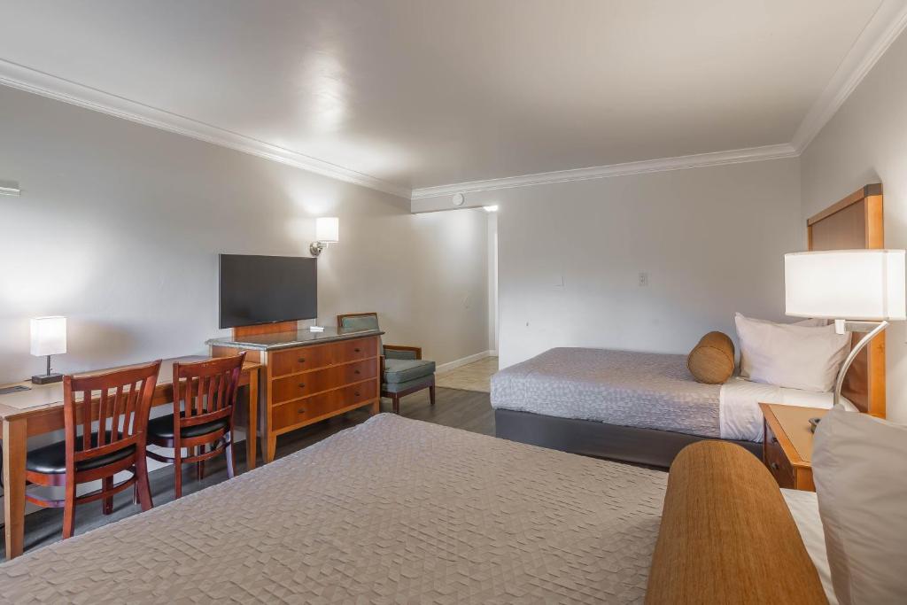 Postel nebo postele na pokoji v ubytování Aloha Inn