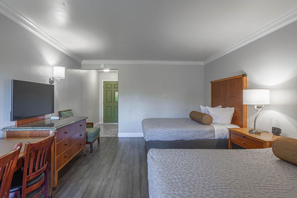Postel nebo postele na pokoji v ubytování Aloha Inn