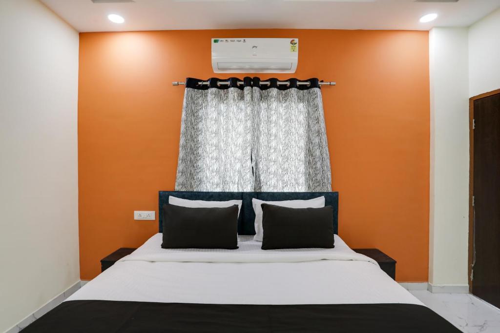 Postel nebo postele na pokoji v ubytování Hotel O Sky View Stay In