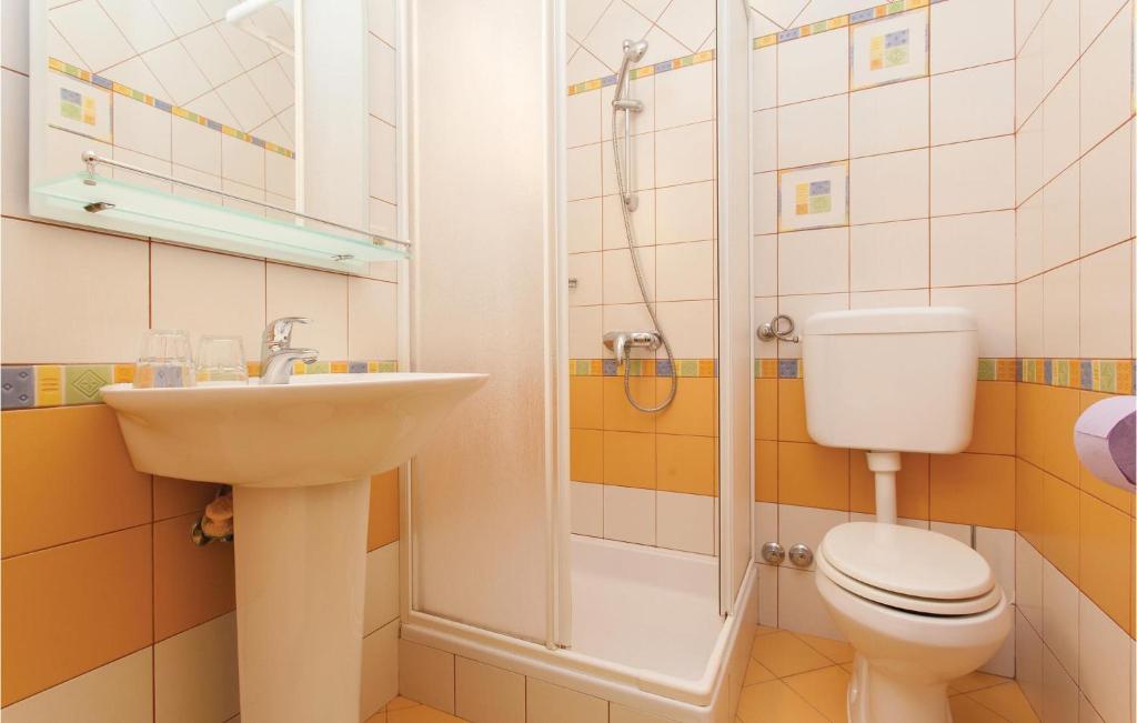 Koupelna v ubytování 1 Bedroom Gorgeous Apartment In Kornic
