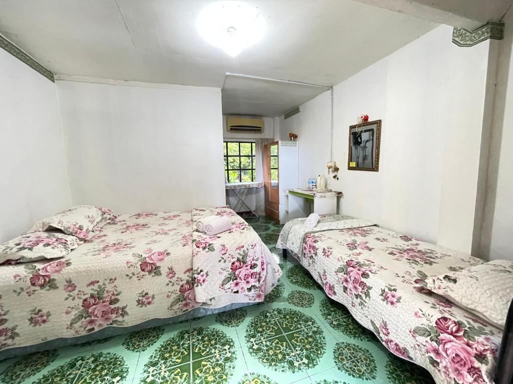a bedroom with two beds and a sink in it at Aravilla Homestay Triple in Kota Belud