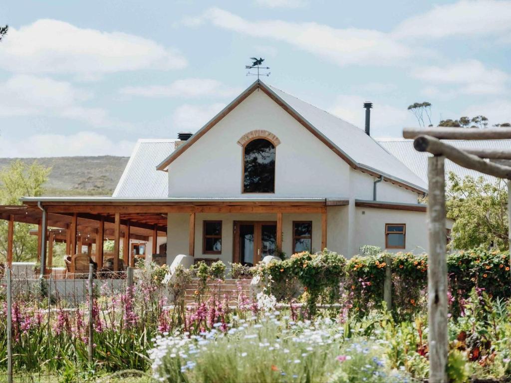 une église avec des fleurs devant dans l'établissement Goodluck Homestead, à Stanford