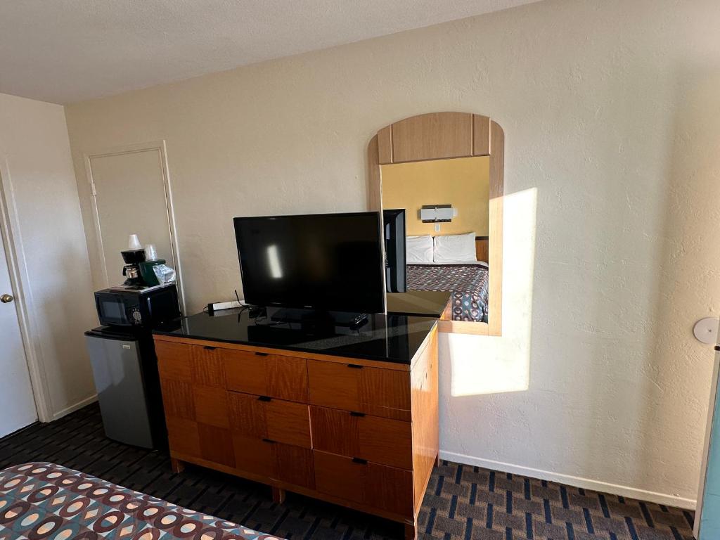 Kuchyň nebo kuchyňský kout v ubytování Ramblin Rose Motel