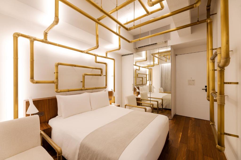 เตียงในห้องที่ SHIROIYA HOTEL