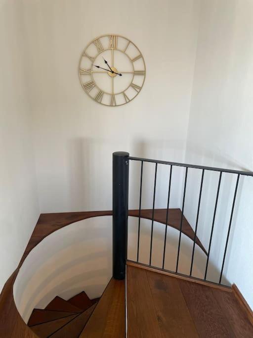 Postel nebo postele na pokoji v ubytování Cloud Garden Maisonette