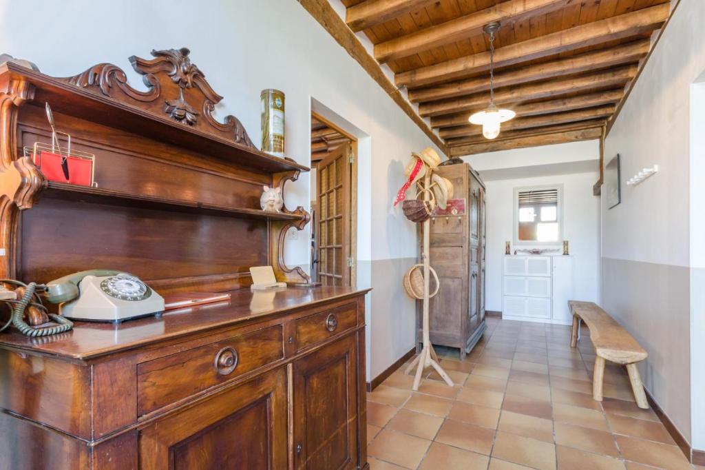 a home office with a wooden desk in a room at La fontaine saint martin in Montangon