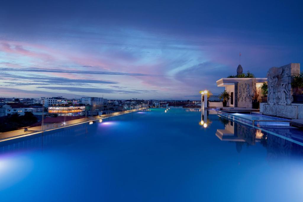 Bazén v ubytování Two Seasons Siem Reap Hotel nebo v jeho okolí